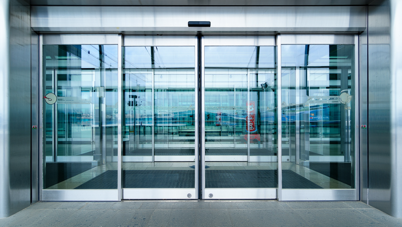 Large-scale guest traffic and commercial entrance flow in hospitality-style environments